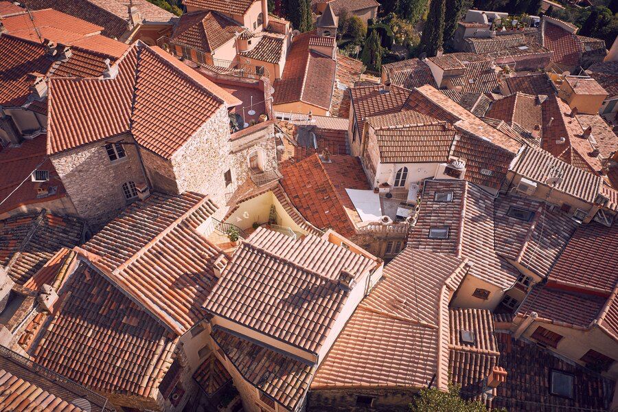 vu aérienne des toitures en tuile de Nîmes