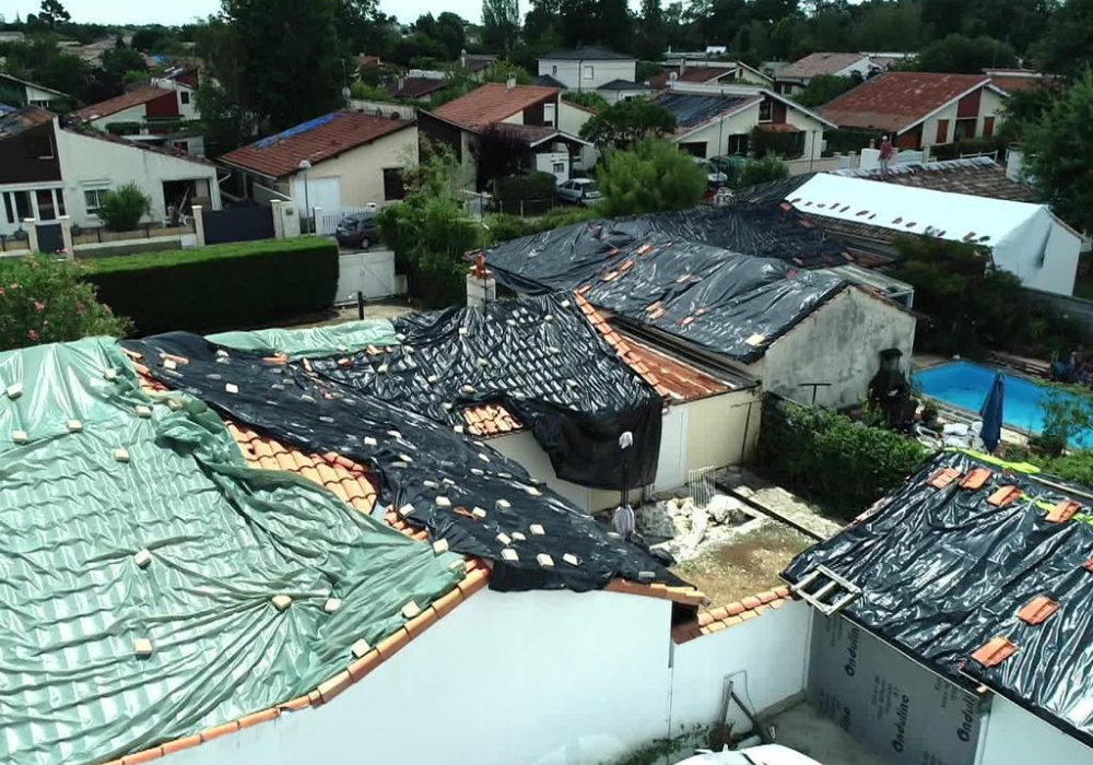 toitures bâchées dans la ville de Nîmes dans le Gard